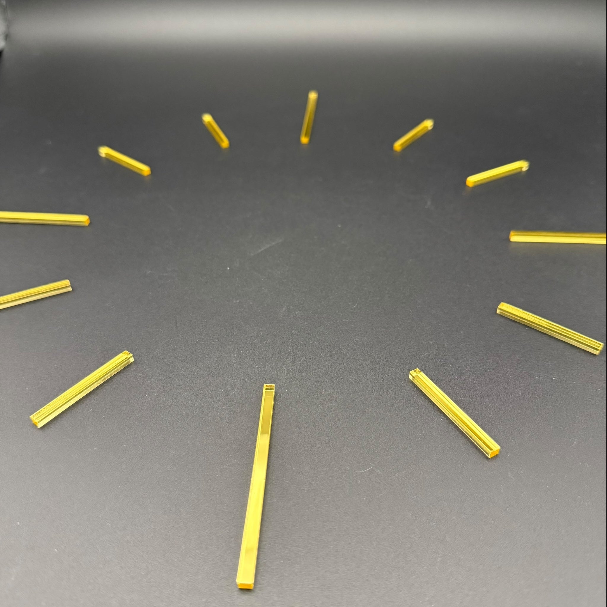 Acryl Uhrendeko – moderne Linien mit Fokus auf Hauptstunden