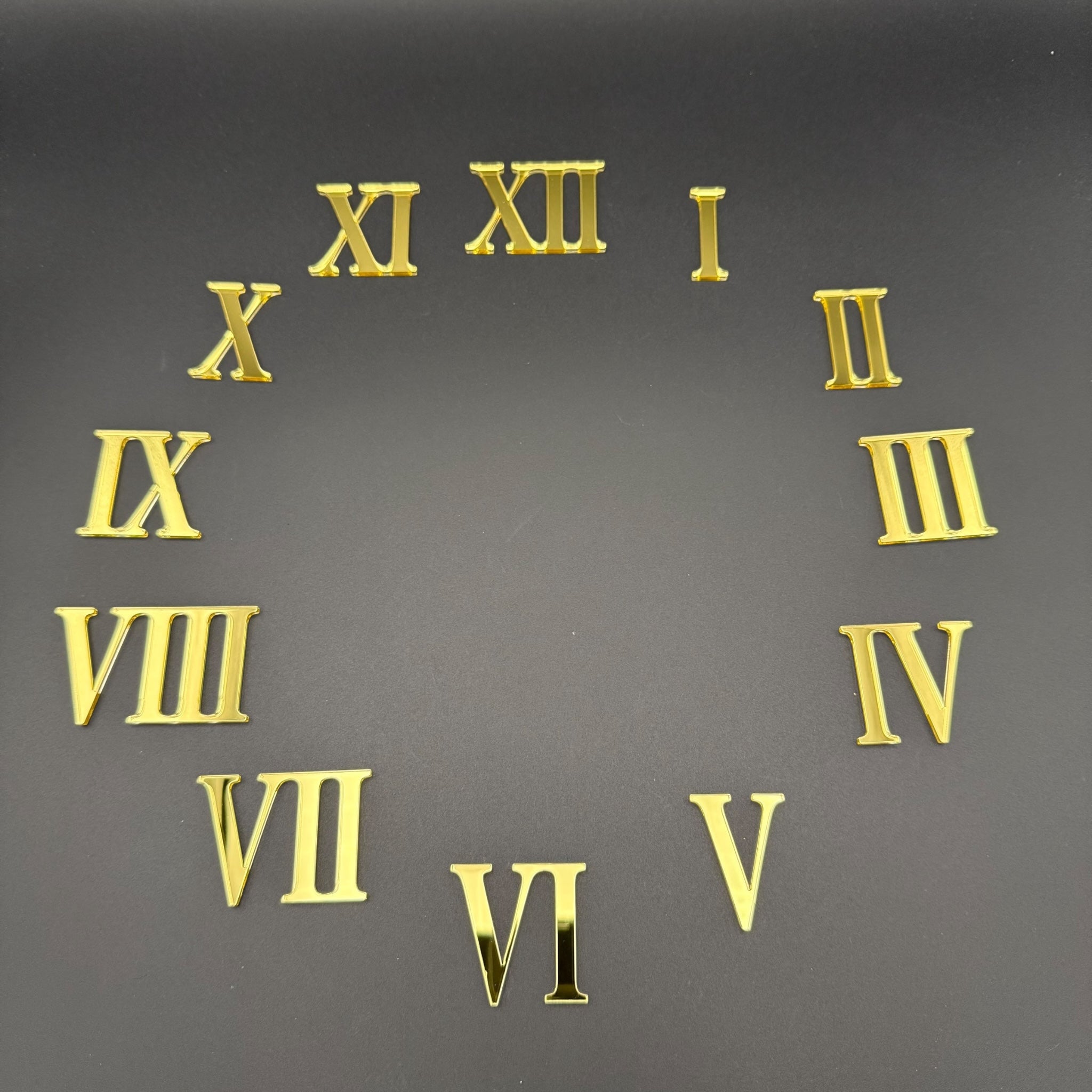 Römische Uhrzahlen I–XII im Slim Line Design | Goldene Spiegelacryl-Ziffern für DIY Uhrenprojekte und modernes Ziffernblatt